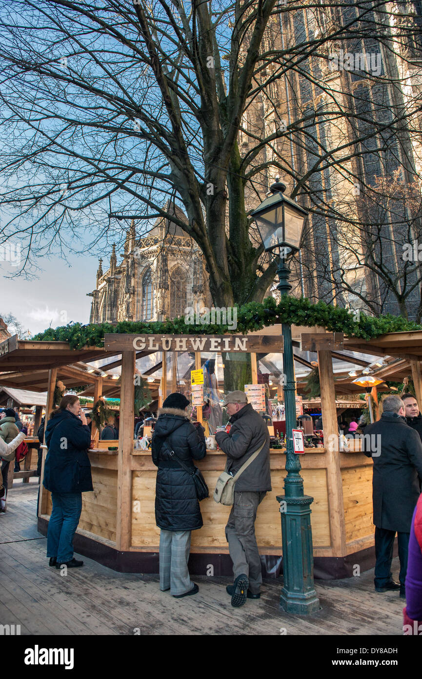 Persone che acquistano gluhwein al mercatino di Natale di Aquisgrana, Germania Foto Stock