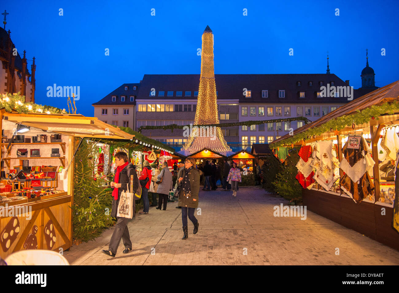 La gente lo shopping al mercato di Natale al crepuscolo, Wurzburg, Germania Foto Stock