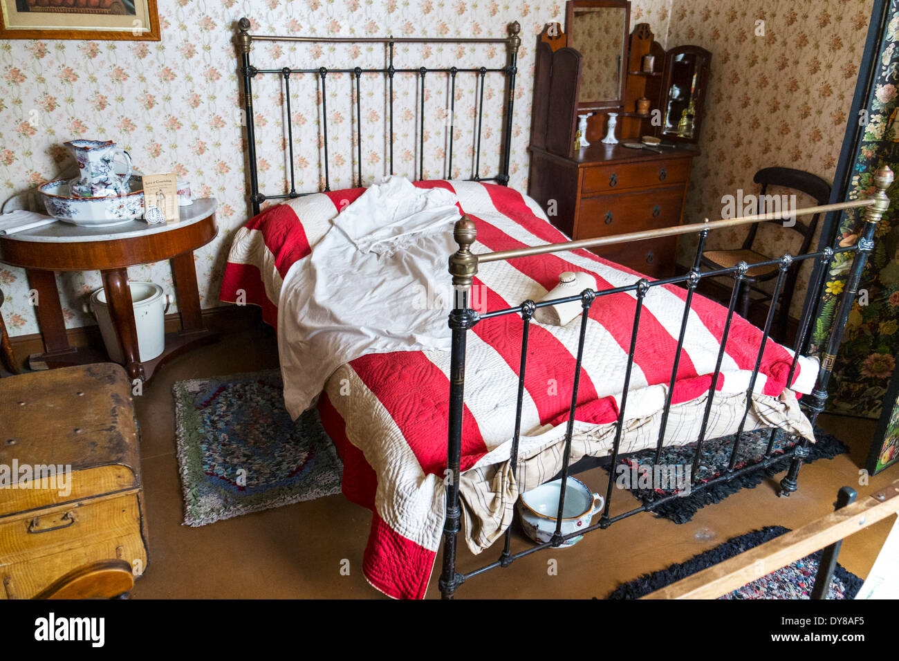 Victorian bedroom camera ceramica pentola di acqua in bottiglia bed camicia  da notte Lincoln City Lincolnshire UK GB Inghilterra Foto stock - Alamy