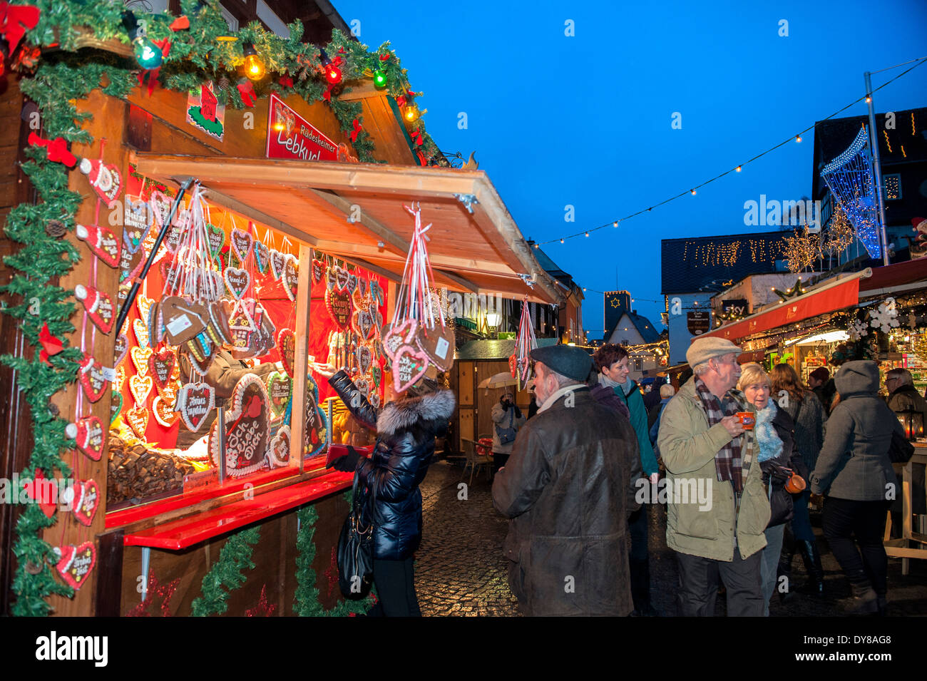 People shopping, panpepato, crepuscolo al mercato di Natale, Rudesheim, Germania Foto Stock