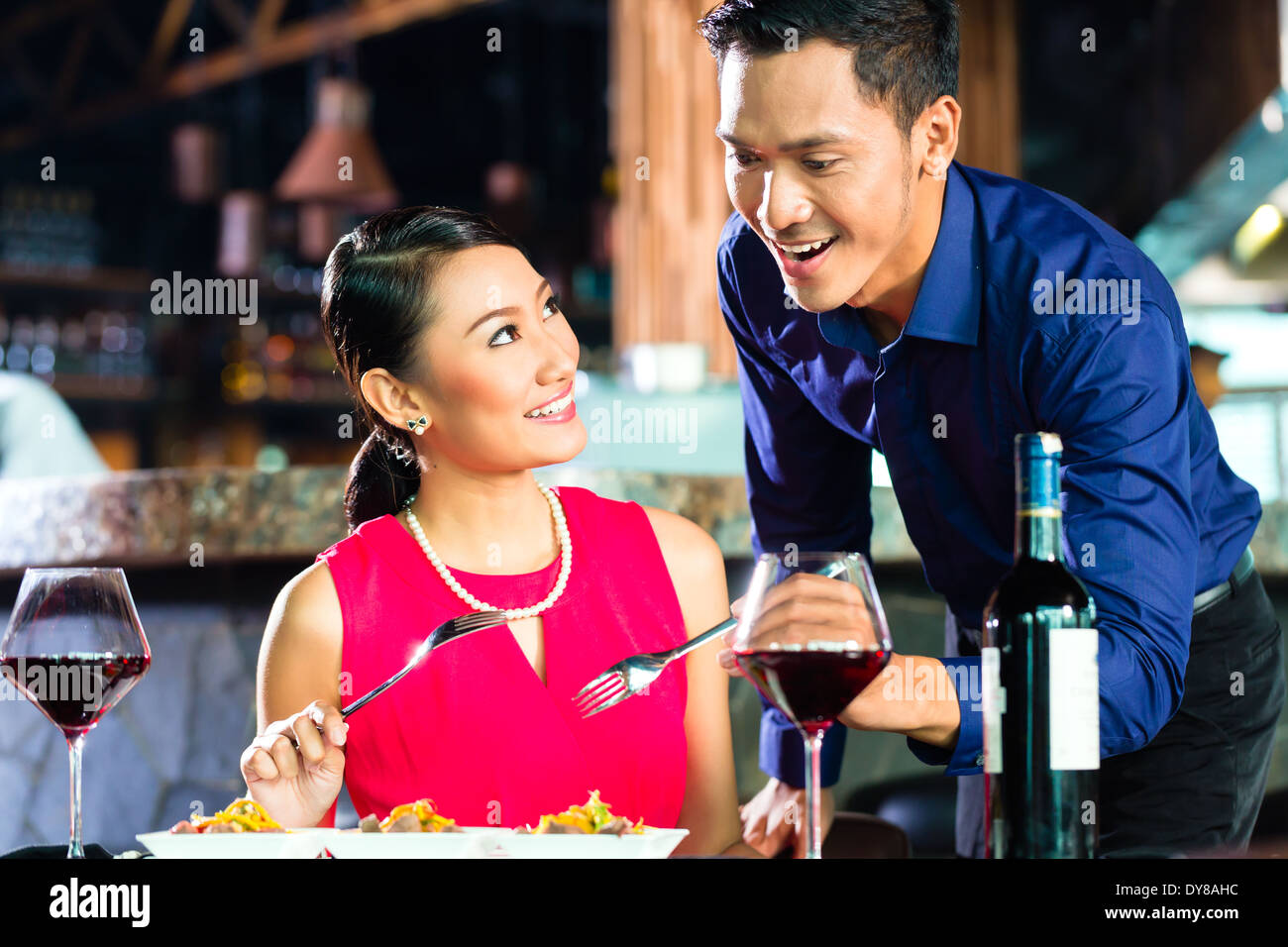 Ritratto di coppia asiatica di mangiare nel ristorante Foto Stock