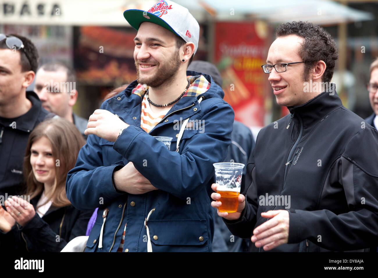 Gente sulla strada con una birra, Praga, Repubblica Ceca tutti i giorni Foto Stock