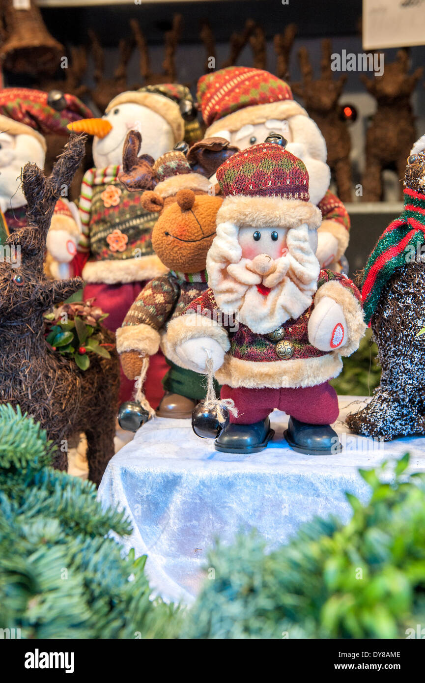 Soft Goods decorazioni di Santa e il pupazzo di neve al mercatino di Natale di Aquisgrana, Germania Foto Stock