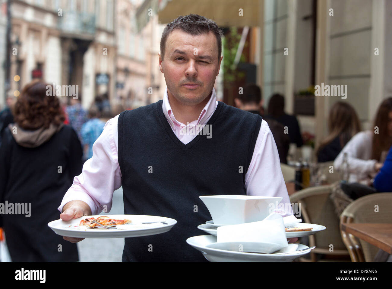 Praga cameriere che serve cibo fuori Praga Città Vecchia Praga street bar Repubblica Ceca Foto Stock