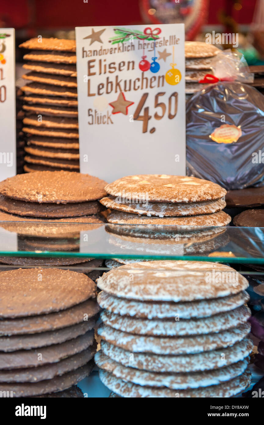 Tradizionali biscotti di panpepato, Lebkuchen, al Mercato di Natale, Norimberga, Germania Foto Stock