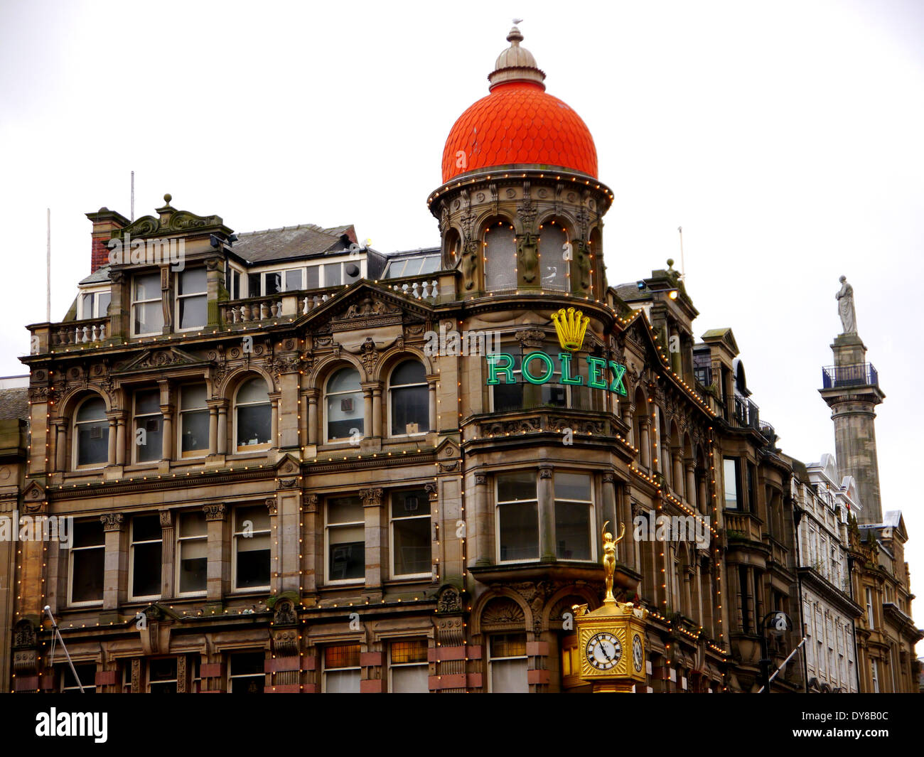 Le caratteristiche architettoniche di edificio in pietra con cupola, Newcastle upon Tyne con Grey's Monument in background Foto Stock