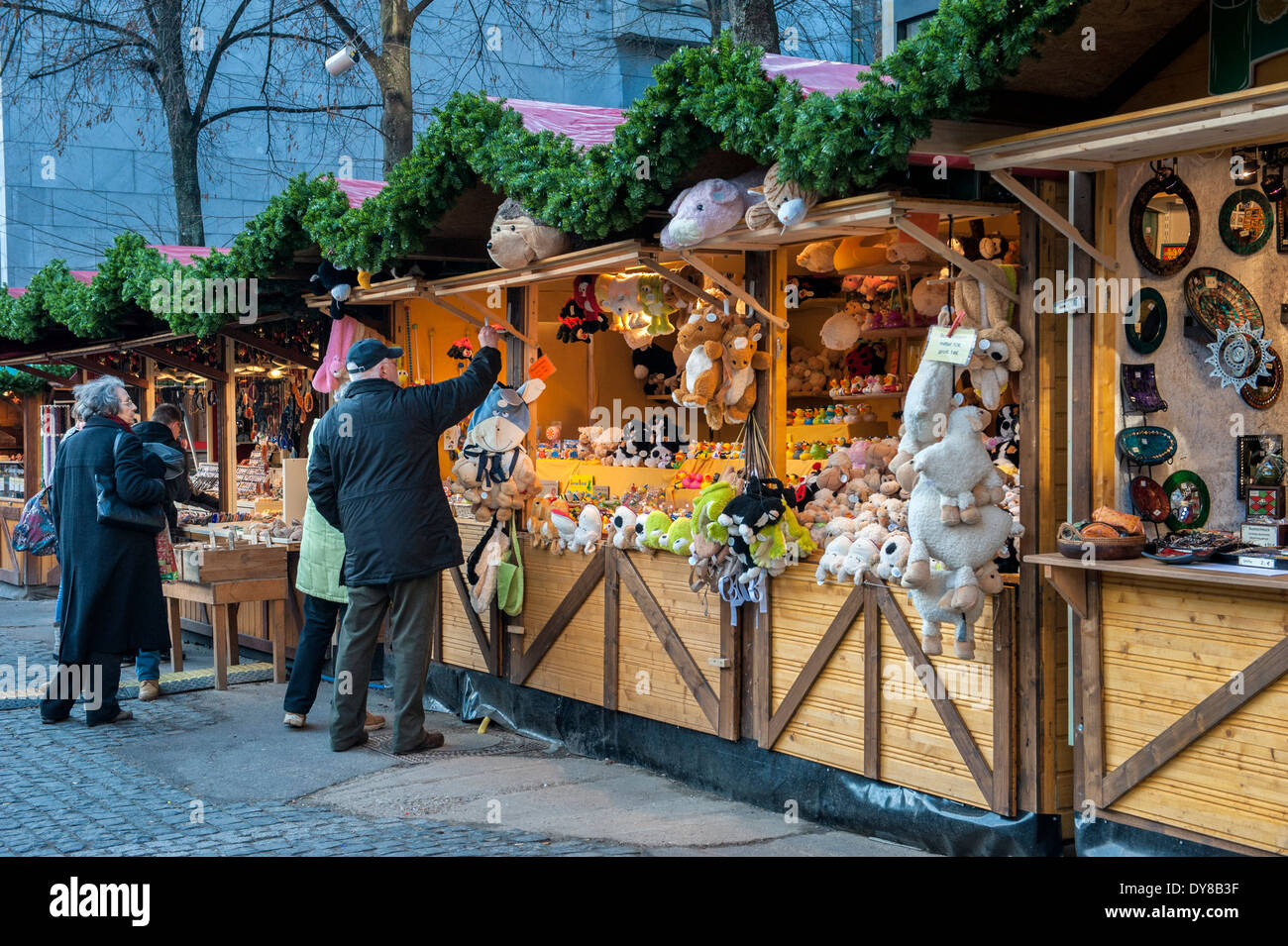 Bancarelle con decorazioni tradizionali al mercatino di Natale di Aquisgrana, Germania Foto Stock