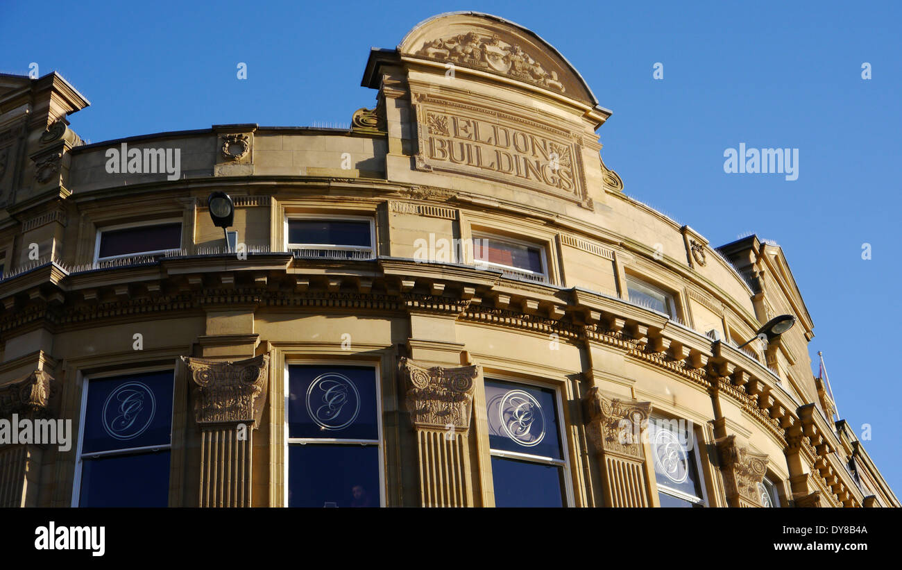 Le caratteristiche architettoniche di stile neo-classico edificio di pietra, Grainger Town, Newcastle upon Tyne Foto Stock