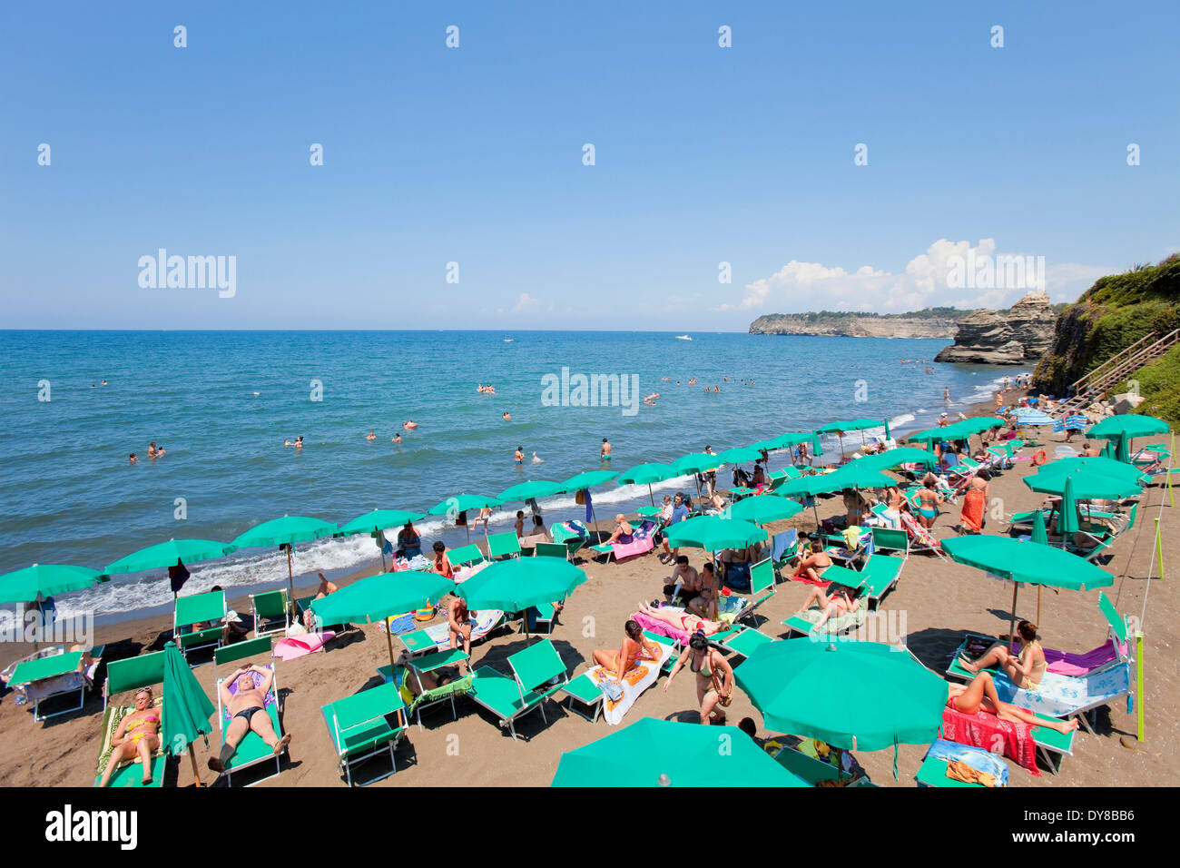 Vasca da bagno spiaggia bellissima Campania chiaiolella Costa Europa golfo isola per vacanze Italia Italiano Mediterraneo peopl Napoli Foto Stock