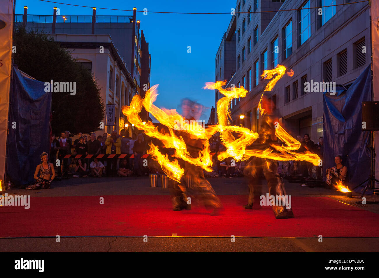 Fiamma di fuoco Oz ballerini intrattenimento presso il Victoria International Street Busker Festival-Victoria, British Columbia, Canada. Foto Stock