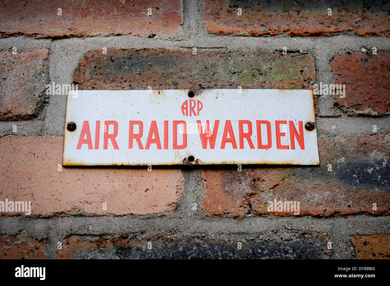 Air Raid Warden Cartello in metallo su un muro di mattoni Foto Stock