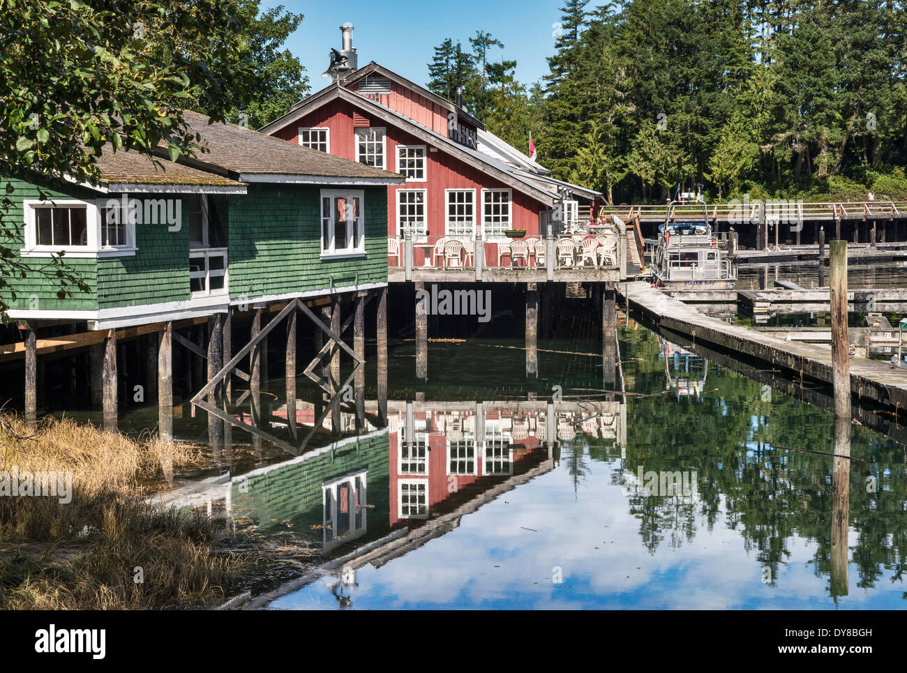 Case su palafitte, Boardwalk villaggio a Telegraph Cove, Nord Isola di Vancouver, British Columbia, Canada Foto Stock