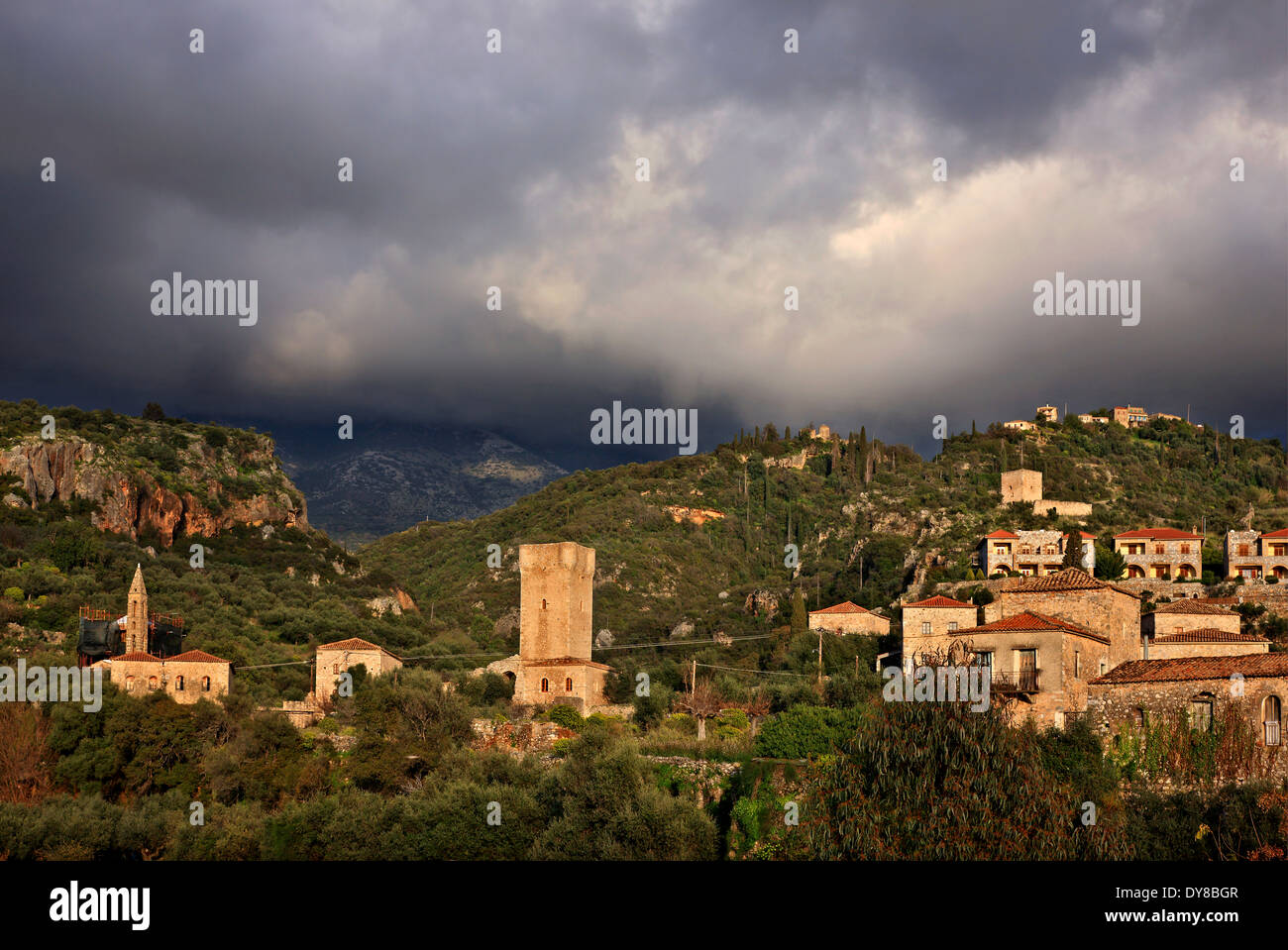 La chiesa di Agios Spyridon e la torre di Mourtzinos a palia ("Old") Kardamyli, Mani Messenia, Peloponneso e Grecia. Foto Stock