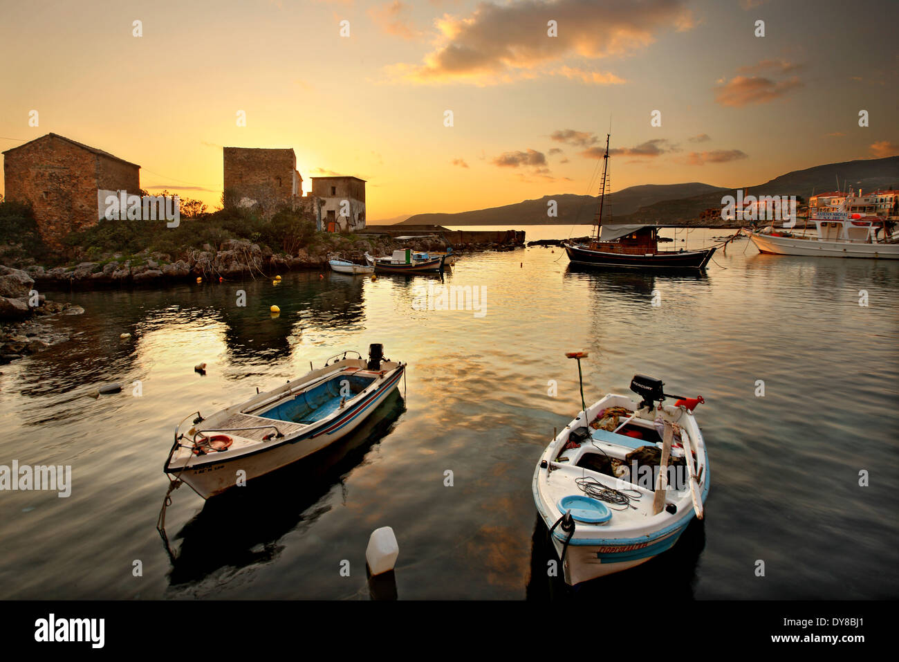 Tramonto al piccolo porto di Kardamyli, Messenia prefettura, Peloponneso, Grecia Foto Stock