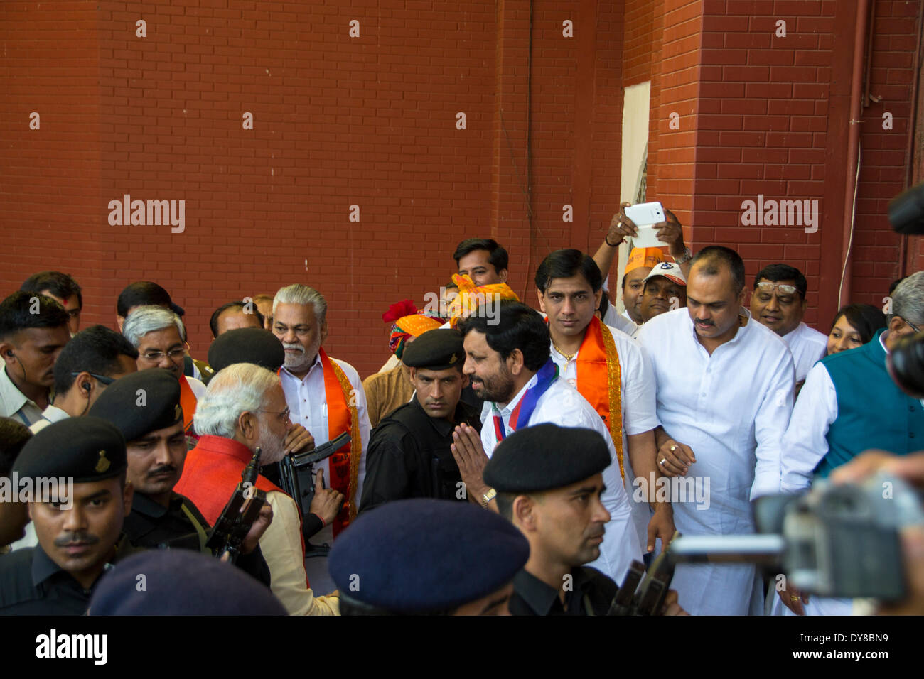 Ahmedabad, Gujarat, India. Il 9 aprile 2014. Gujarat Chief Minister e BJP primo candidato ministeriale Narendra Modi presentava la sua candidatura paper di Vadodara Lok Sabha sede nel mezzo di strette misure di sicurezza questa mattina. Signor Modi, chi è alla ricerca del suo maiden entrata in Parlamento, presentava la sua candidatura paper a circa 1120 ore in presenza di alti dirigenti del partito e un gran numero di sostenitori Credit: Nisarg Immagini/Alamy Live News Foto Stock