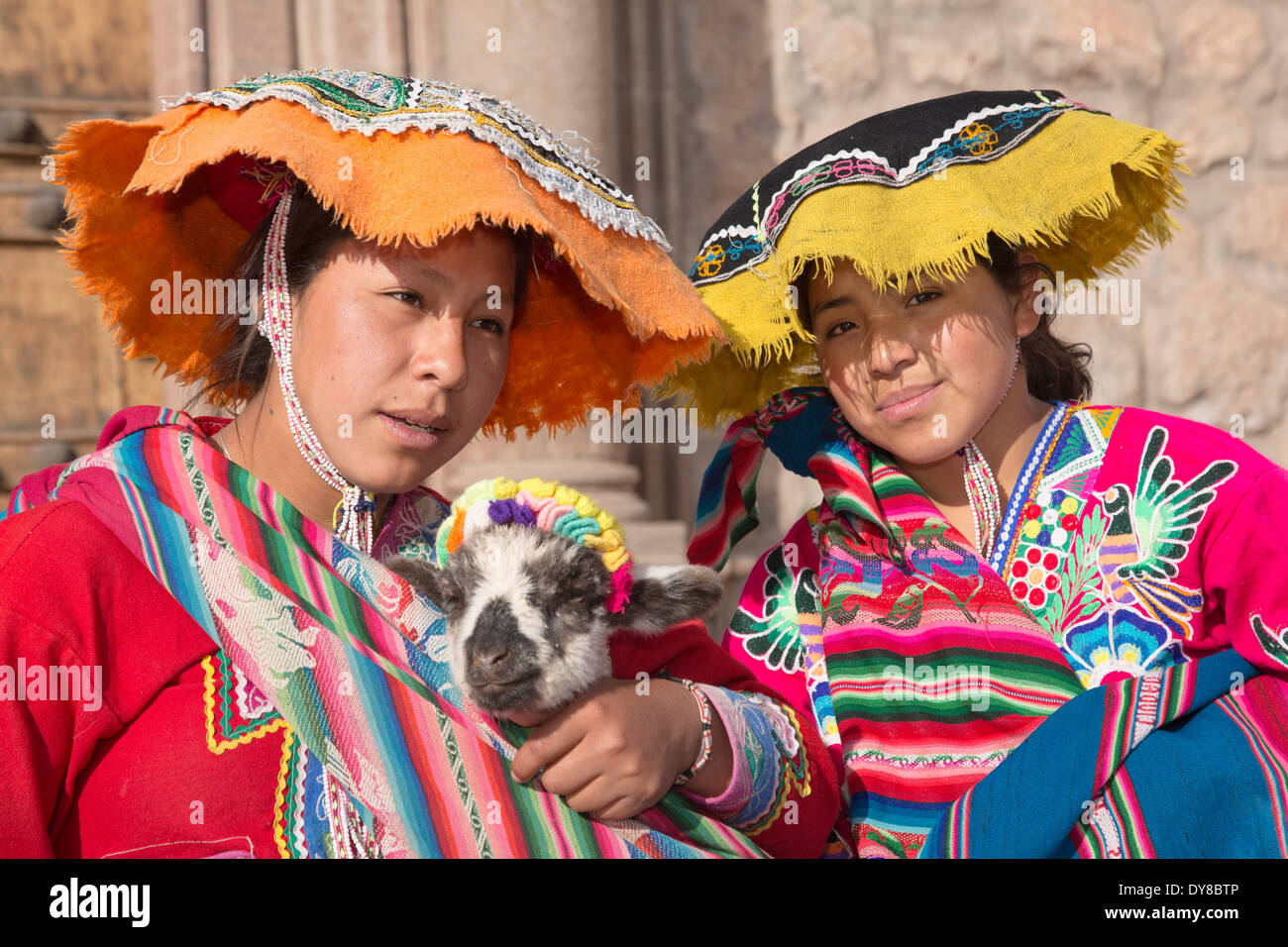 Sud America, Perù, Cuzco, ragazze in abiti tradizionali con baby llama Foto Stock