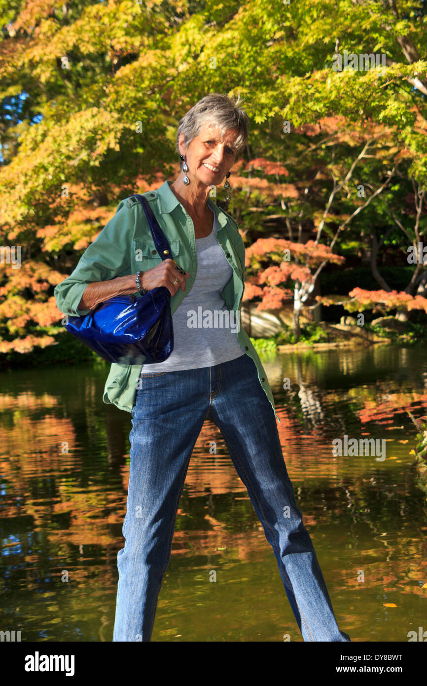 Incantevole donna anziana signora sensazione giovane Fort Worth felice florido giardino giapponese di ridere outdoor park sassy slende senior Foto Stock