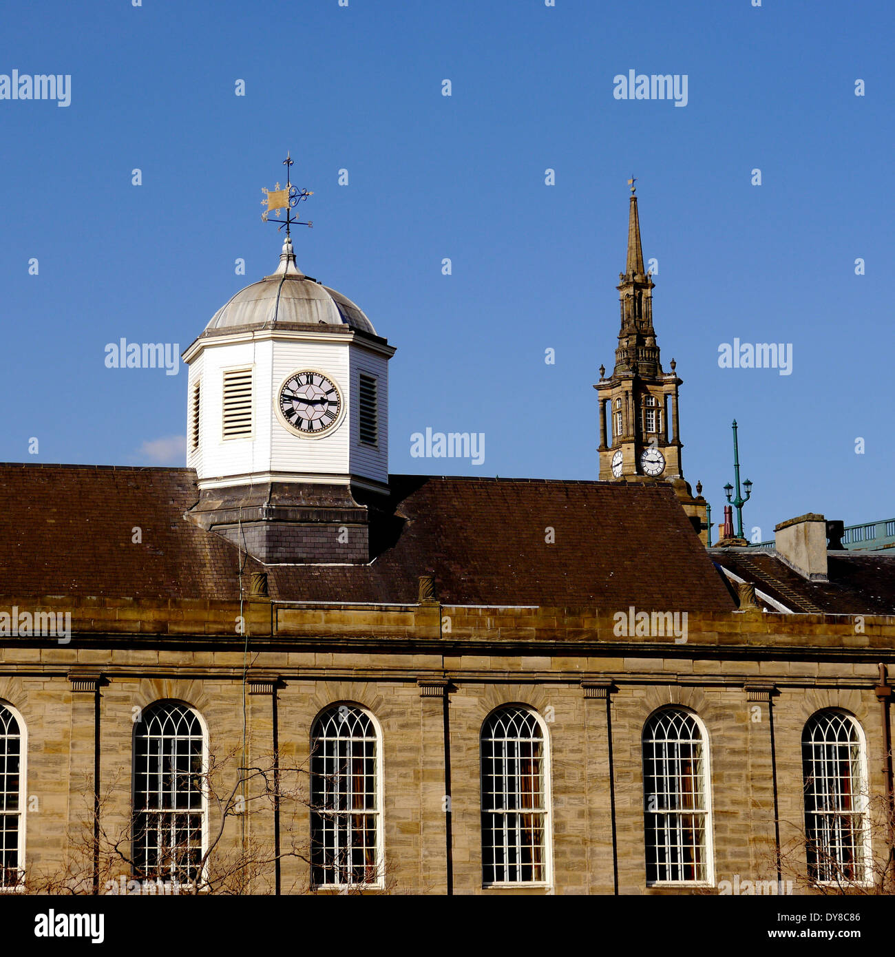 Le caratteristiche architettoniche di Guildhall (Quayside) e la chiesa di Tutti i Santi (fondo), Newcastle upon Tyne Foto Stock