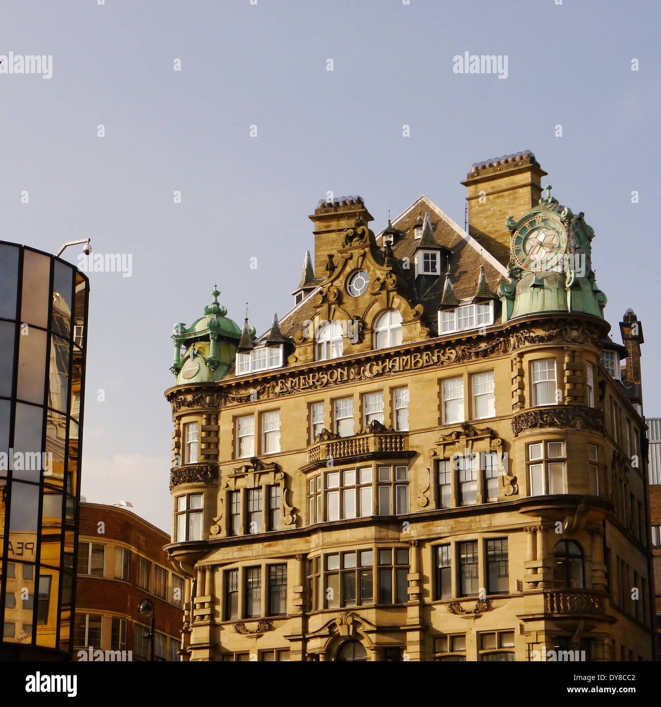 Le caratteristiche architettoniche di Waterstones, Emmerson Chambers, Newcastle upon Tyne giustapposti con la riflessione in edificio moderno Foto Stock