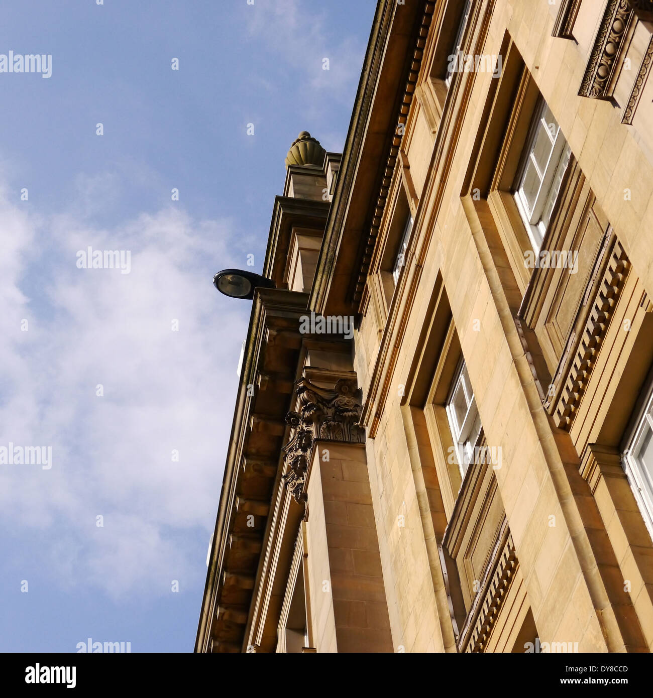 Le caratteristiche architettoniche di stile neo-classico edificio di pietra, Grey Street, Grainger Town, Newcastle upon Tyne Foto Stock