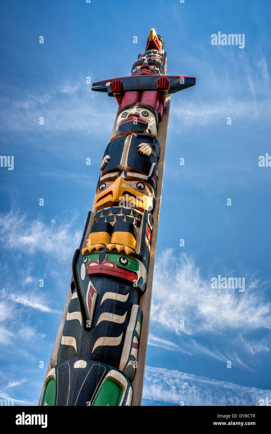 Il Centennial Pole, totem pole di Calvin Hunt a Duncan, Valle di Cowichan, Isola di Vancouver, British Columbia, Canada Foto Stock