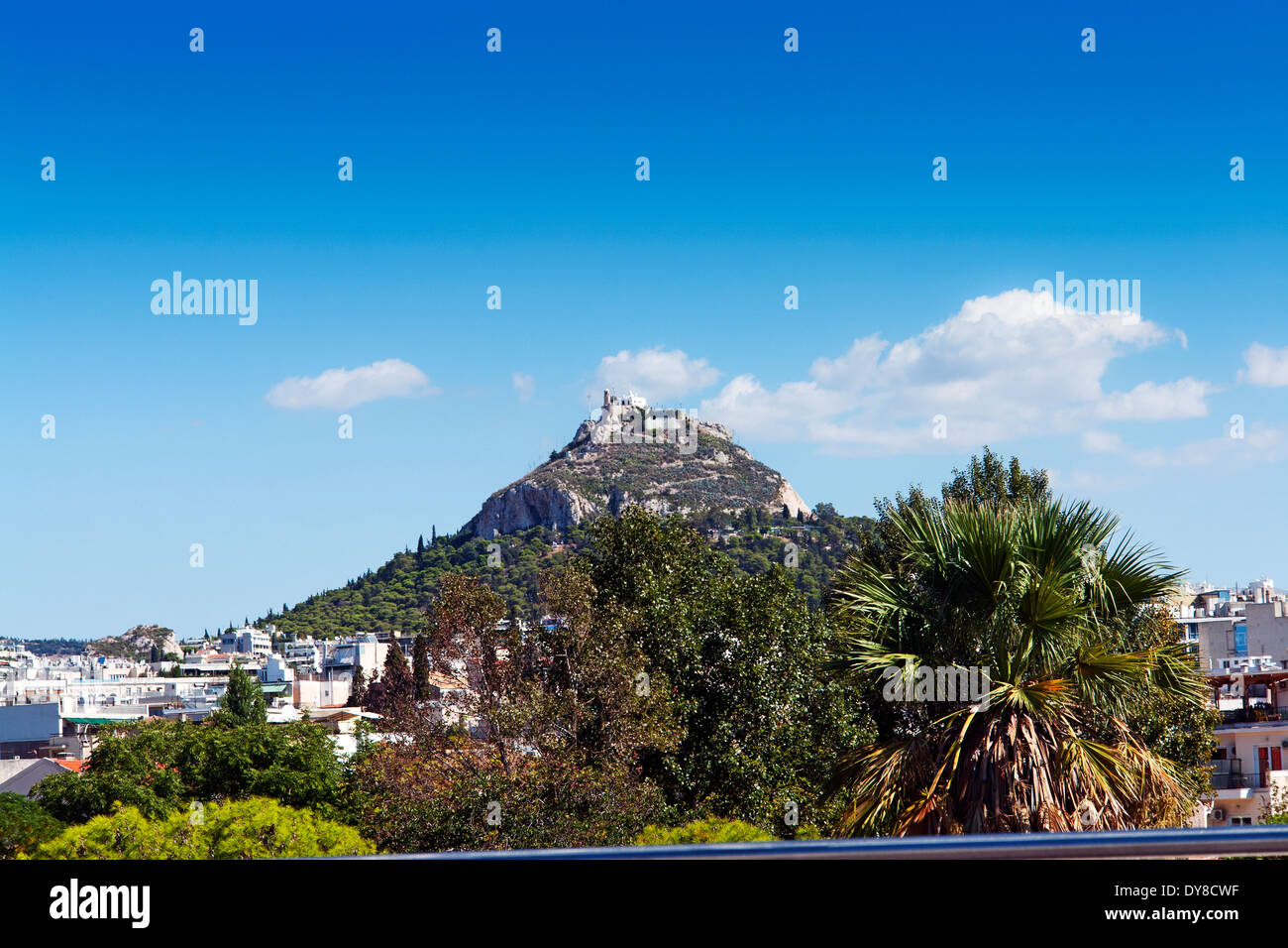 La collina che domina a nord di Atene, in Grecia, scritto variamente come montare Lykabettus Lykavittos Lycabettos o in alfabeto romano. Foto Stock