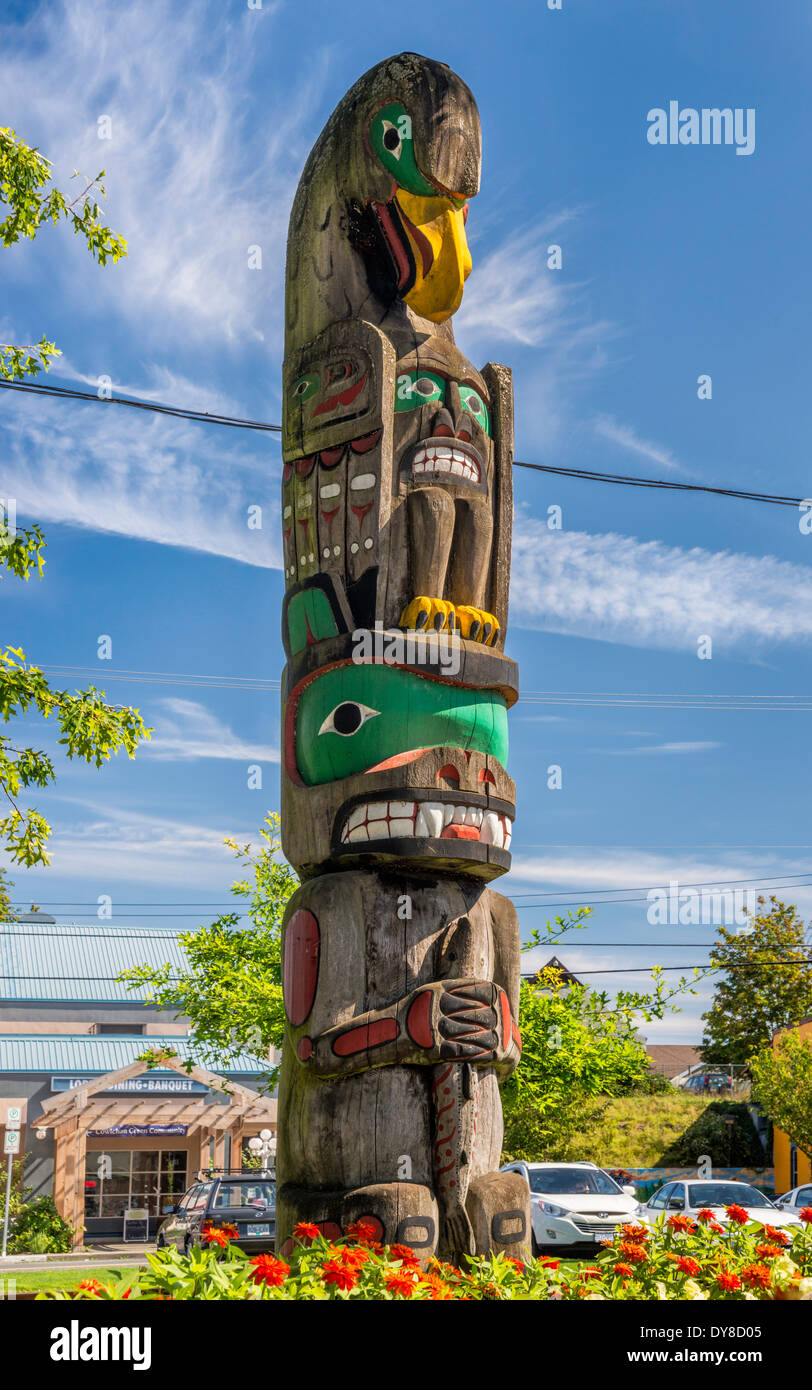 Il polo di amicizia, totem pole di Cicerone Agosto a Duncan, Cowichan Valley, l'isola di Vancouver, British Columbia, Canada Foto Stock