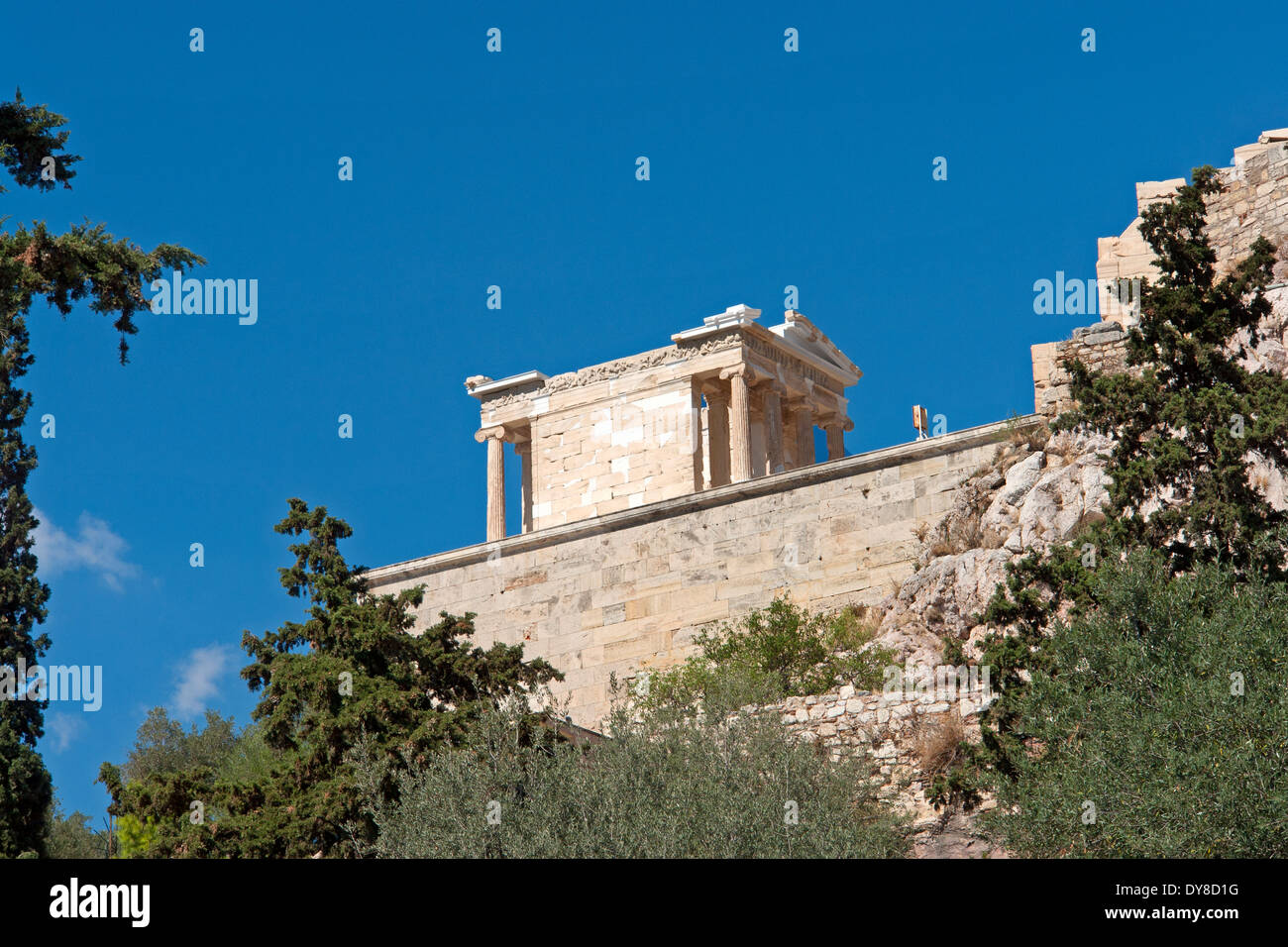 Tempio di Atena Nike, sull'Acropoli di Atene, Grecia, visto dal versante sud. Foto Stock