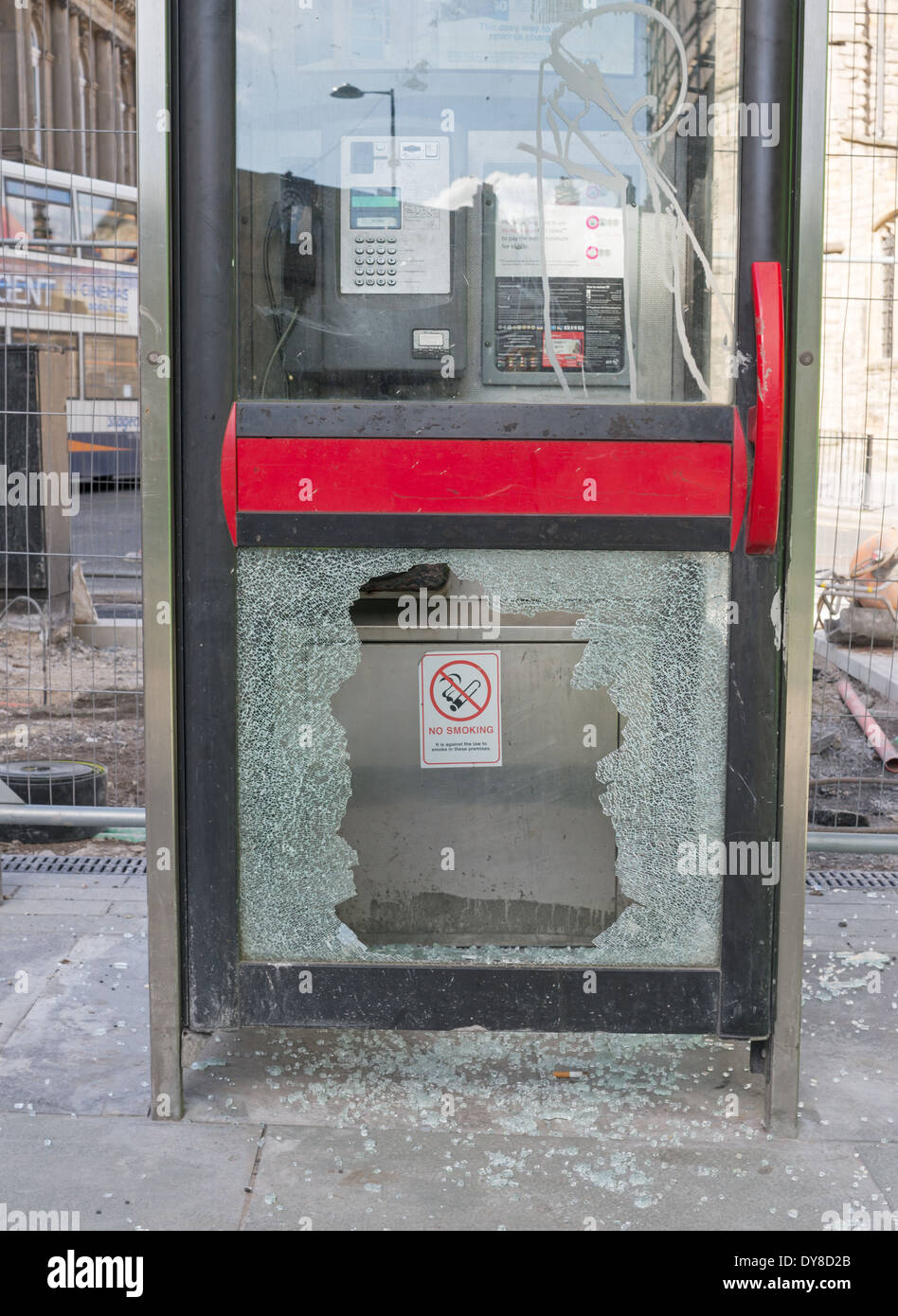 Soggetto ad atti vandalici telefono box o chiosco con il vetro rotto porta Newcastle North East England Regno Unito Foto Stock