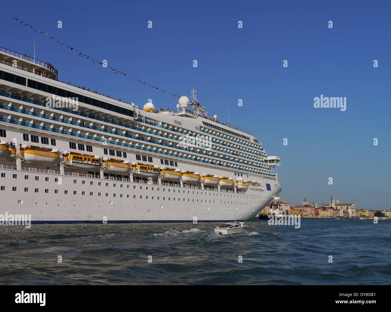 La nave di crociera a canele della Giudecca, Dorsoduro, Venezia, Italia Foto Stock