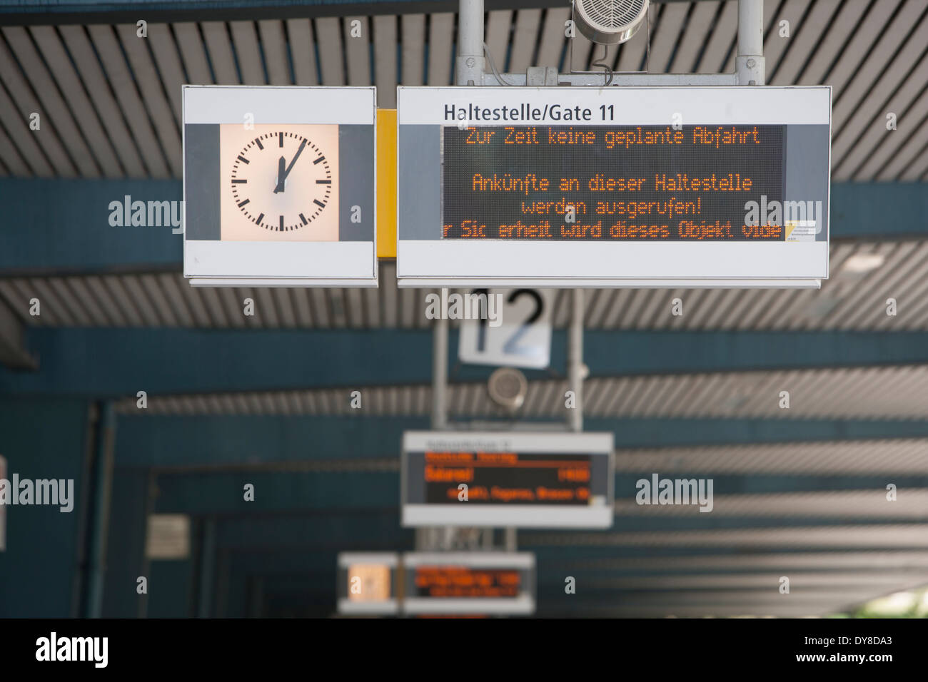 La scheda di destinazione, il terminal degli autobus di Berlino, Germania Foto Stock