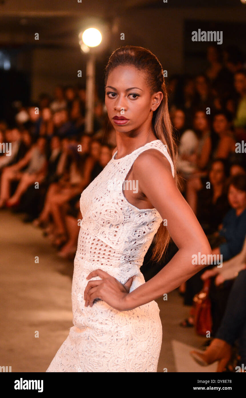 Adolfo Dominguez Primavera-estate pista di raccolta. La metropolitana, Avenida EscazÃº, San JosÃ©, Costa Rica. Foto Stock