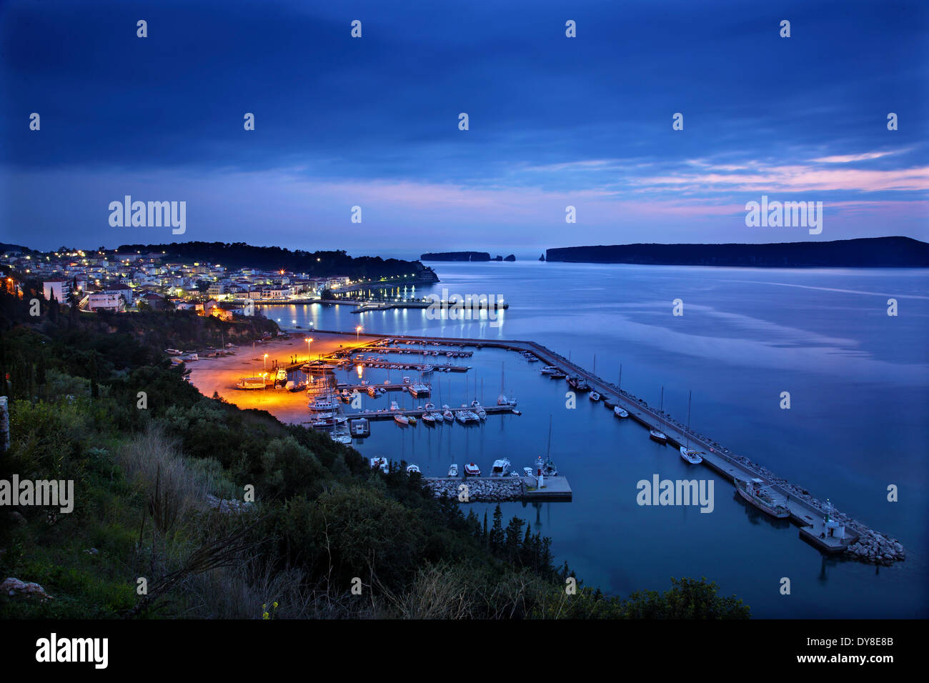 Inizio vista notturna di Pylos ("Navarino') town & bay, Messenia, Peloponneso e Grecia. Foto Stock