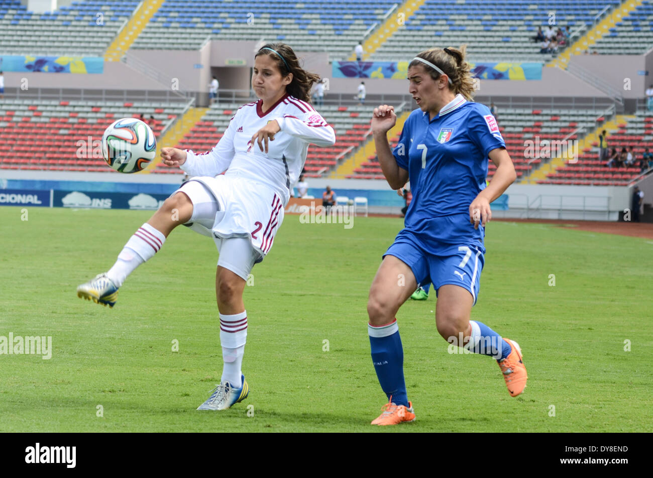 Venezuela player Veronica HERRERA (2), contro l'Italia player Valentina Bergamaschi (7). Foto Stock