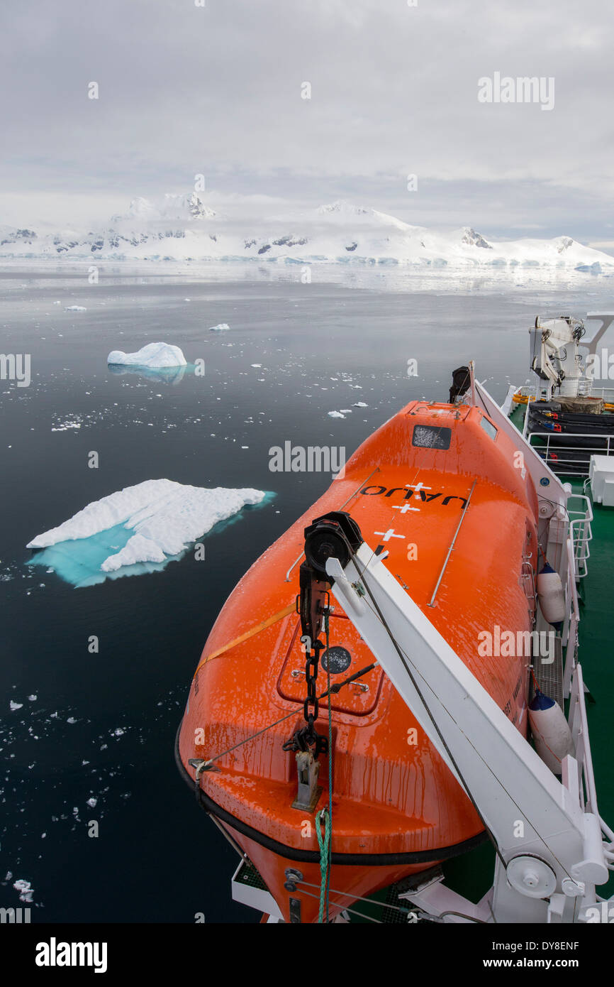 La penisola antartica dal ponte del Akademik Sergey Vavilov, un rafforzamento del ghiaccio sulla nave un expedition cruise Foto Stock