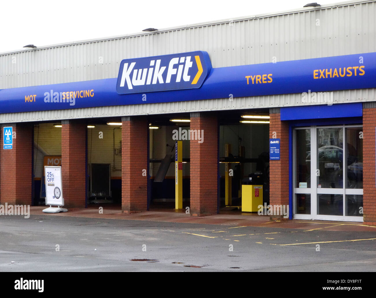 Kwik fit Garage, Brettell Lane, Brierley Hill, West Midlands, England, Regno Unito Foto Stock