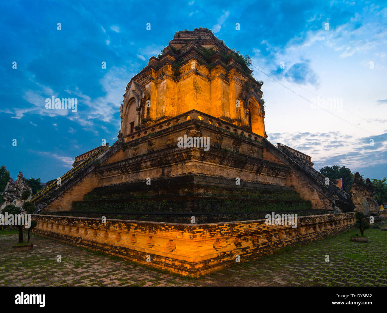 Wat Chedi Luang tempio da Chiang Mei al tramonto Foto Stock