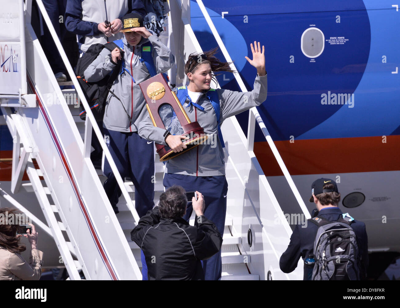 Windsor Locks, CT, Stati Uniti d'America. 9 Apr 2014. Mercoledì 9 Aprile 2014: Connecticut huskies center Stefanie Dolson passi fuori del piano con il 2014 Campionato Nazionale trofeo, con il Connecticut huskies guard Bria Hartley in seguito da dietro come essi arrivano indietro home come campioni presso l'Aeroporto Internazionale di Bradley in Windsor Locks, CT. Bill Shettle/Cal Sport Media. © csm/Alamy Live News Foto Stock