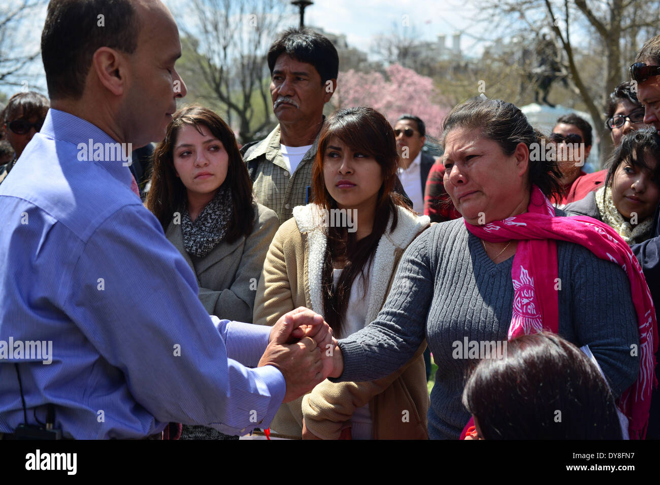 Washington DC, Stati Uniti d'America. Il 9 aprile 2014. Stati Uniti Sost. Luis Gutierrez, (D-Illinois) ascolta il pegno per aiutare fom ANSELMA LOPEZ, dal Guatemala, il cui figlio Elder Gomez, su un centro di detenzione fro 3 anni ora come si unì al compagno di pro-riforma dell immigrazione attivisti che hanno iniziato uno sciopero della fame a Lafayette Square di fronte alla Casa Bianca mercoledì. Gli attivisti hanno promesso di continuare il loro sciopero della fame fino a quando i loro parenti sono rilasciati dai centri di detenzione, e sono anche invitando il Presidente Obama alla fine delle deportazioni di massa che hanno raggiunto quasi i due milioni di euro nel corso della sua presidenza. (Cre Foto Stock