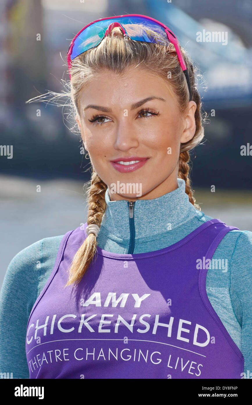 Londra, Regno Unito. Il 9 aprile 2014. Amy Willerton (Chickenshed) assiste la VIRGIN LONDON MARATHON: Celebrity photocall al Tower Hotel, St. Katharines Way, Londra. Foto di vedere Li/Alamy Live News Foto Stock
