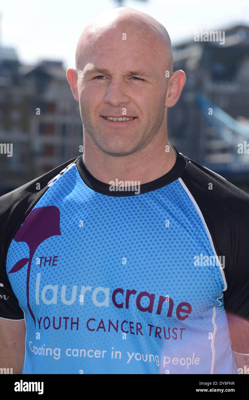 Londra, Regno Unito. Il 9 aprile 2014. Keith Senior (Laura gru cancro giovanile fiducia) in funzione dir (World Horse Welfare) assiste la VIRGIN LONDON MARATHON: Celebrity photocall al Tower Hotel, St. Katharines Way, Londra. Foto di vedere Li/Alamy Live News Foto Stock