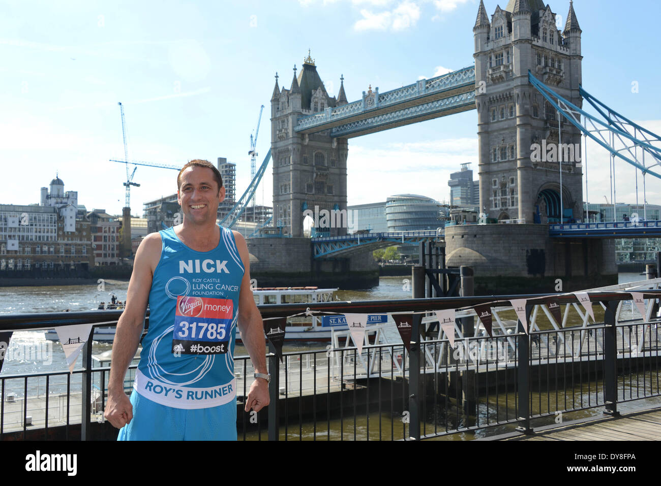 Londra, Regno Unito. Il 9 aprile 2014. Pickard Nick (Roy Castle Lung Cancer Foundation) in esecuzione per assiste la VIRGIN LONDON MARATHON: Celebrity photocall al Tower Hotel, St. Katharines Way, Londra. Foto di vedere Li/Alamy Live News Foto Stock