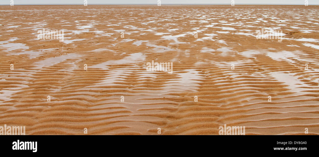 Increspature di sabbia su una spiaggia deserta Foto Stock