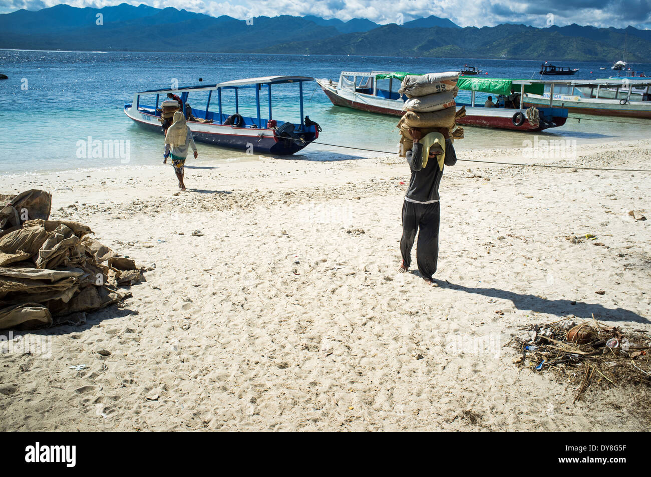 Vettori di cemento su Trawangan island.Indonesia. Su piccole isole indonesiane (gili) non vi sono porte, tutto arriva alla spiaggia Foto Stock