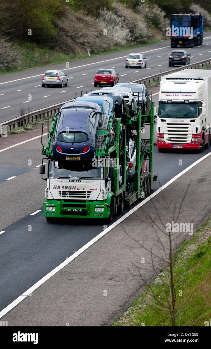 Iveco auto transporter trasportano auto usate sulla autostrada M40, Warwickshire, Regno Unito Foto Stock
