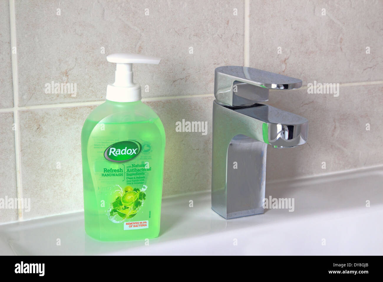 Aggiornamento Radox Liquido per le mani con sapone liquido in un ambiente bagno, REGNO UNITO Foto Stock