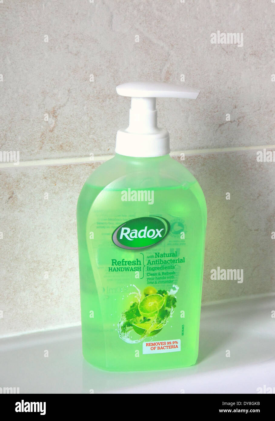 Aggiornamento Radox Liquido per le mani con sapone liquido in un ambiente bagno, REGNO UNITO Foto Stock