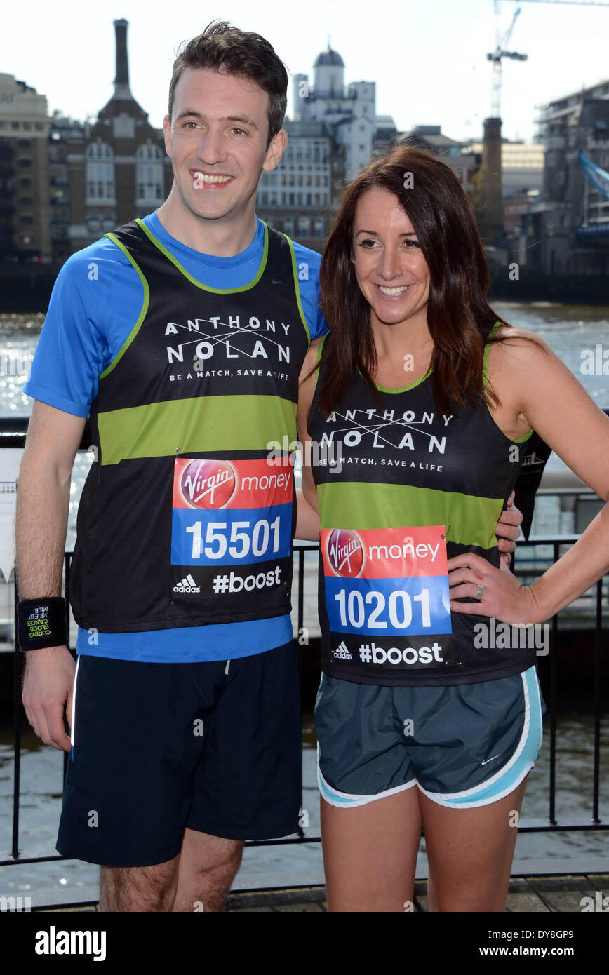 Londra, Regno Unito. Il 9 aprile 2014. Joe Crowley e Lucy Siegle (Anthony Nolan) assiste la VIRGIN LONDON MARATHON: Celebrity photocall al Tower Hotel, St. Katharines Way, Londra. Foto di vedere Li/Alamy Live News Foto Stock
