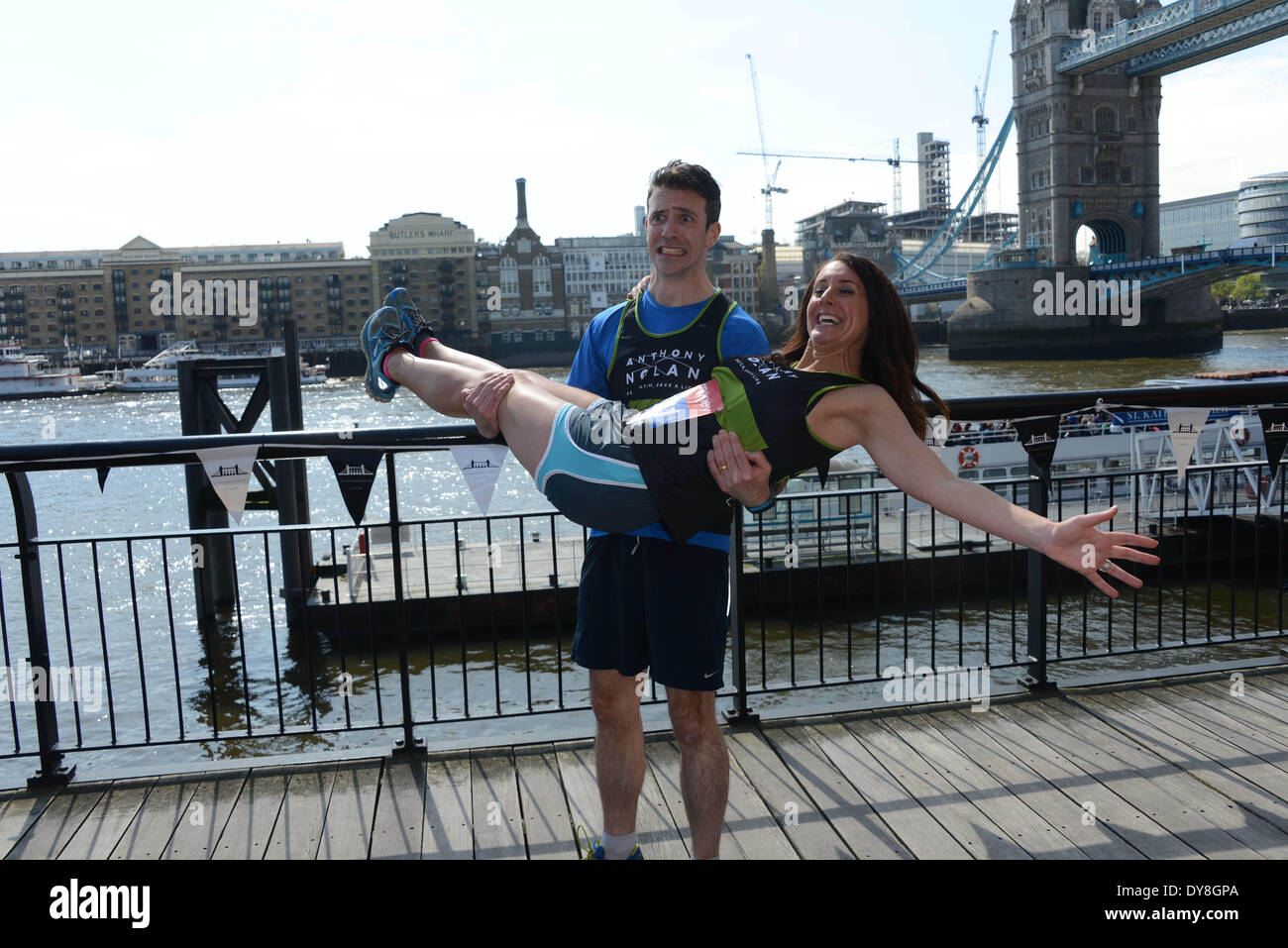 Londra, Regno Unito. Il 9 aprile 2014. Joe Crowley e Lucy Siegle (Anthony Nolan) assiste la VIRGIN LONDON MARATHON: Celebrity photocall al Tower Hotel, St. Katharines Way, Londra. Foto di vedere Li/Alamy Live News Foto Stock