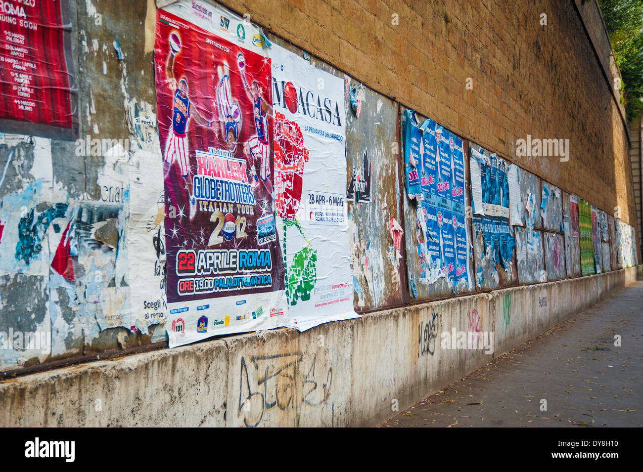 Street Graffiti e poster su una parete Foto Stock